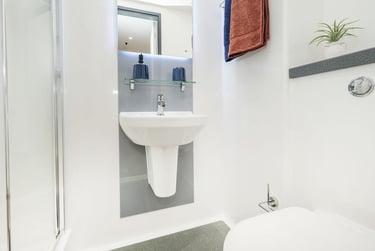 Penthouse Premium Studio at Innovo House, 60 Devon Street, Low Hill, Liverpool, L38AJ - Image 5