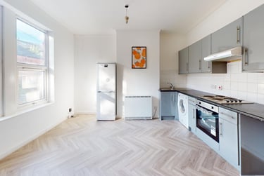 3 bed house, The Village Street, Burley, Leeds, LS42PR - Image 1