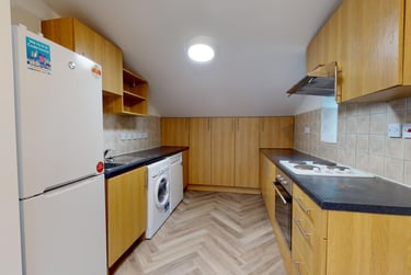 4 bed house, Yalta Court, Woodhouse, Leeds, LS29AG - Image 1
