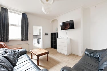 6 bed house, Cowlishaw Road, Sharrowvale, Sheffield, S118XE - Image 2