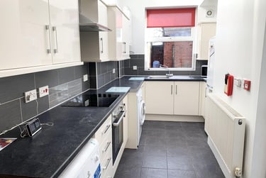 5 bed house, Vincent Road, Highfield, Sheffield, S71BY - Image 1