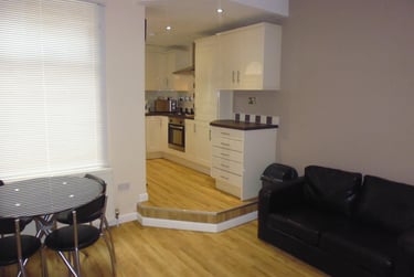 4 bed house, City Road, Heeley, Sheffield, S25HG - Image 1