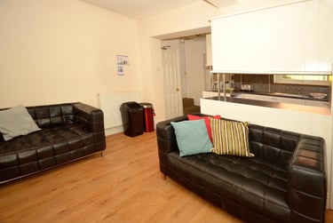 6 bed house, Hanover Square, Devonshire Green, Sheffield, S37UA - Image 1