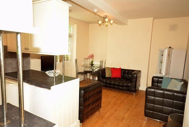 6 bed house, Hanover Square, Devonshire Green, Sheffield, S37UA - Image 2