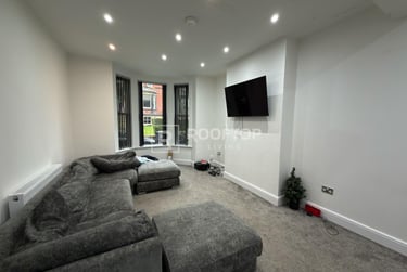 9 bed house, Regent Park Terrace, Rampart Road, Leeds, LS62AX - Image 1