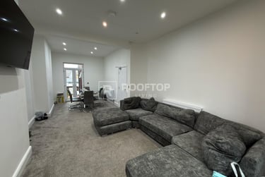 9 bed house, Regent Park Terrace, Rampart Road, Leeds, LS62AX - Image 2