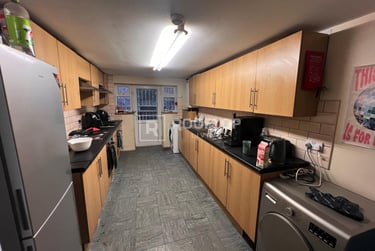 8 bed house, Ash Grove, Hyde Park, Leeds, LS61AX - Image 1