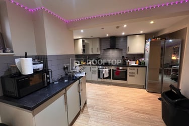 8 bed house, Brudenell Avenue, Hyde Park, Leeds, LS61HD - Image 1