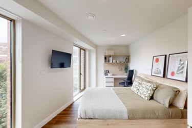 Deluxe Plus Studio - Image 2