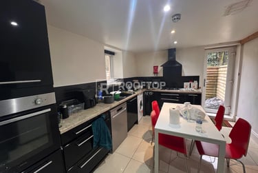 4 bed house, Regent Park Avenue, Rampart Road, Leeds, LS62AU - Image 1