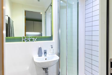 Top Floor Premium Plus Studio at Clifford House, Stadium Way, Pennsylvania, Exeter, EX46AQ - Image 6