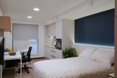 Luxury Plus at Castle Way, 119 High Street, City Centre, Southampton, SO142AA - Image 1