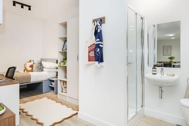 Classic 5 Bed Ensuite at The Propeller Quarter, Fairlawn Avenue, Near University, Bristol, BS344AB - Image 2