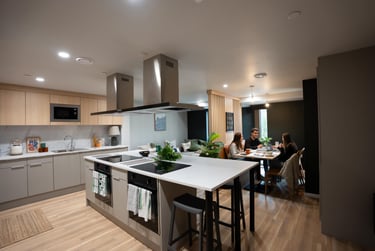 Premium Ensuite, Top Floor - Image 3