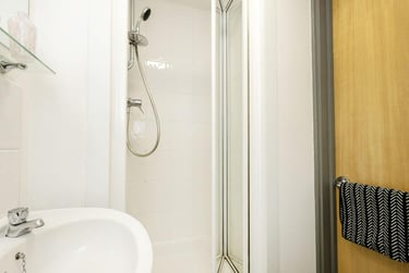 Premium Ensuite at Calthorpe Court, Pershore Road, Edgbaston, Birmingham, B57QF - Image 5