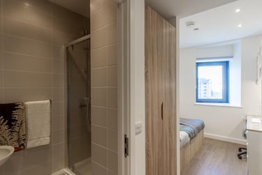 6 Bed Premium Ensuite at Saltwater Place, Notte Street, The Hoe, Plymouth, PL12RQ - Image 3