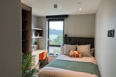 Modern Standard Ensuite - Image 2