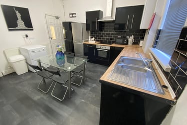 5 bed house, Clough Road, Highfield, Sheffield, S14TB - Image 2