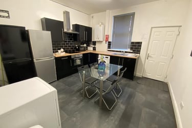 5 bed house, Clough Road, Highfield, Sheffield, S14TB - Image 1
