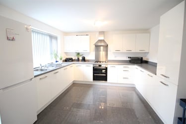 6 bed house, Summer Crescent, Lenton Abbey, Nottingham, NG92GX - Image 1
