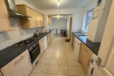 6 bed house, Grove Road, Lenton, Nottingham, NG71HJ - Image 1