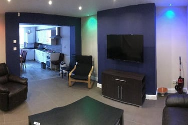 6 bed house, Ridgeway Terrace, Rampart Road, Leeds, LS62HU - Image 1