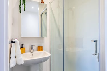 Premium Townhouse Ensuite - Image 4