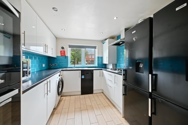 7 bed house, Cemetery Road, Sharrow, Sheffield, S118FQ - Image 1