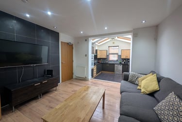 8 bed house, Norwood Road, Hyde Park, Leeds, LS61DZ - Image 1