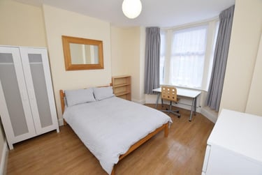 6 bed house, Teversal Avenue, Radford, Nottingham, NG71PX - Image 2