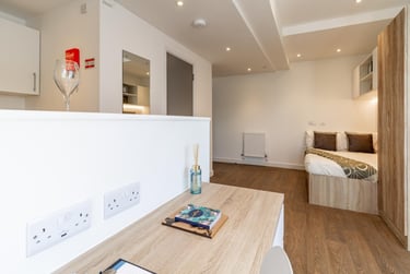 Premium Studio at Saltwater Place, Notte Street, The Hoe, Plymouth, PL12RQ - Image 3