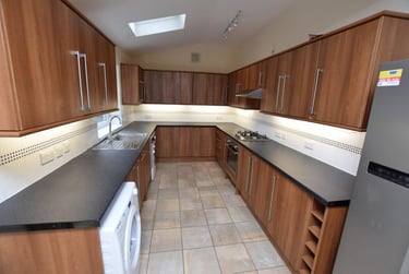 6 bed house, Dunlop Avenue, Lenton, Nottingham, NG72BW - Image 2