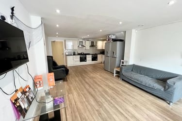 7 bed house, Well Meadow Drive, Netherthorpe, Sheffield, S37HP - Image 2