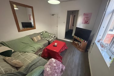 6 bed house, Burleigh Road, City Centre, Loughborough, LE113BA - Image 1