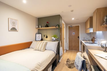 Studio Plus, Upper Floors - Image 1