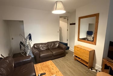 5 bed house, Station Street, City Centre, Loughborough, LE115EF - Image 1