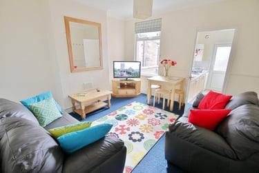 4 bed house, Station Street, City Centre, Loughborough, LE115EF - Image 2