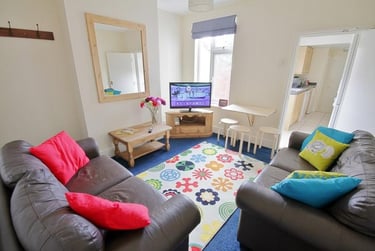 5 bed house, Station Street, City Centre, Loughborough, LE115EF - Image 1