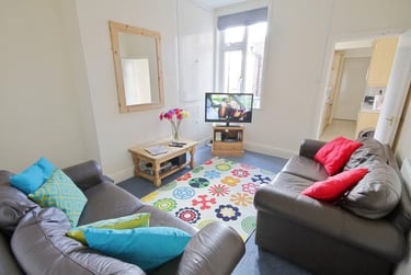 5 bed house, Paget Street, City Centre, Loughborough, LE115DS - Image 1