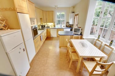 5 bed house, Burleigh Road, City Centre, Loughborough, LE113BA - Image 2