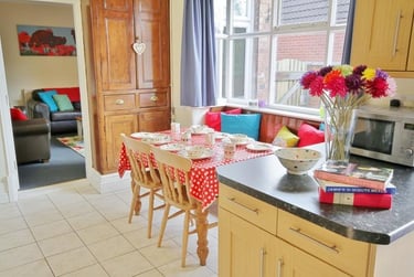 6 bed house, William Street, City Centre, Loughborough, LE113BX - Image 2
