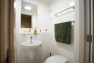 Classic Ensuite, Lower Tower - Image 7