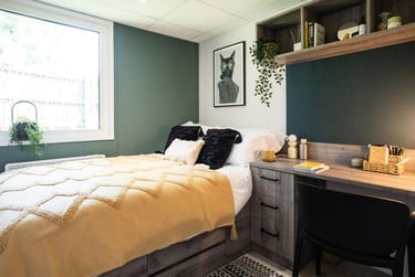 Luxury Ensuite Plus at Crown Place, St Ann's Well Road, The Old Meadows, Nottingham, NG31ED - Image 1