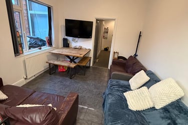 8 bed house, Derby Road, City Centre, Loughborough, LE115AG - Image 1