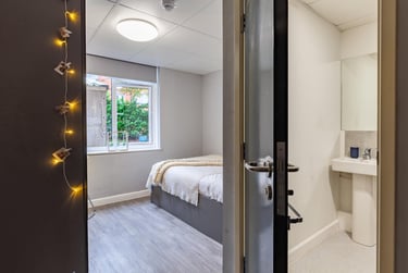 Classic Ensuite at Allen Court, 1 Cromwell Range, Fallowfield, Manchester, M146FQ - Image 2