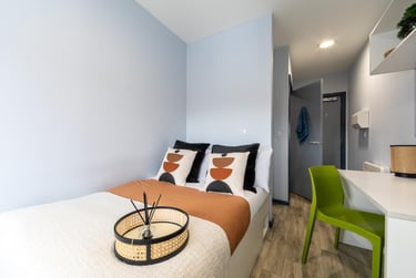 Silver Ensuite at Archer House, Castle Gate, Lace Market, Nottingham, NG17AW - Image 5