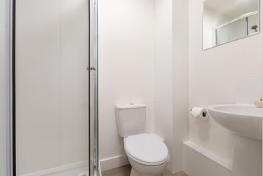 Gold Ensuite at Hotwells House, 192-216 Hotwell Road, Clifton, Bristol, BS84UR - Image 7