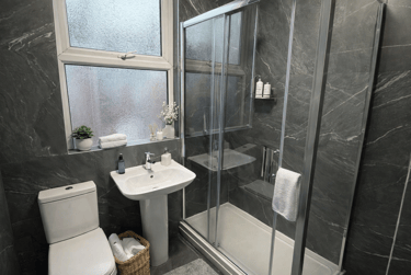 3 bed house, Beechwood Crescent, Burley, Leeds, LS42LL - Image 1