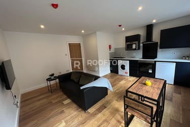2 bed house, Royal Park Road, Hyde Park, Leeds, LS61FR - Image 1