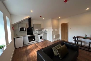 2 bed house, Royal Park Road, Hyde Park, Leeds, LS61FR - Image 1